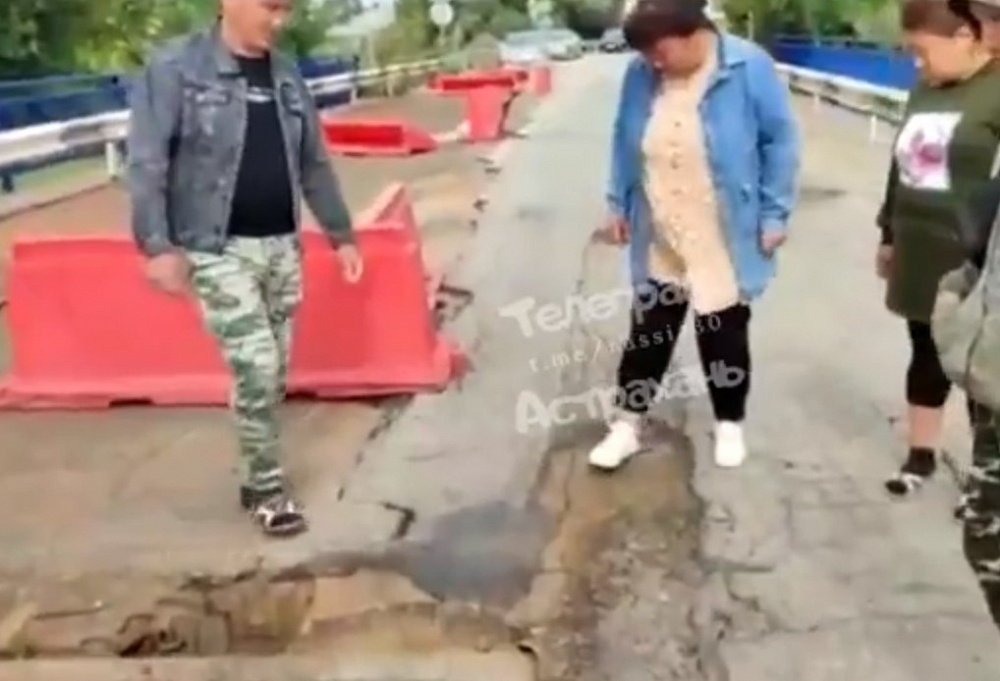 Школьный автобус с астраханскими учениками вынужден ежедневно ехать по страшному и опасному мосту