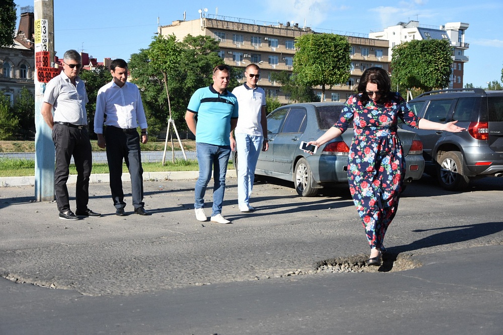 Депутаты ГорДумы Астрахани искали и нашли ямы на дорогах
