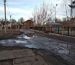 Одну из улиц Астрахани на протяжении нескольких лет заливает нечистотами