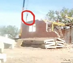 В Астрахани мужчина повис на конце башенного крана