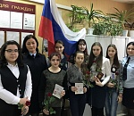 В честь праздника юным астраханкам полицейские торжественно вручили паспорта