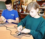 Астраханские дети плетут бойцам СВО браслеты для выживания