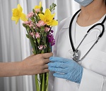 Люди в белых халатах – с праздником!