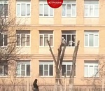 В одной из школ Астрахани дети вставали на подоконник и вылазили из окон (ВИДЕО)