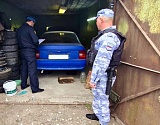 В Астрахани приставы изъяли автомобиль должника из чужого гаража