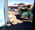 В Астрахани автомобиль прижал пешехода к забору: мужчина получил серьезные травмы