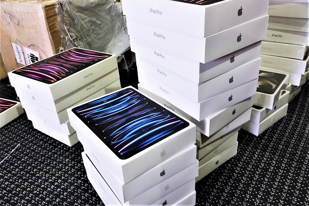 Астраханские таможенники перехватили партию контрафактных «яблочных» гаджетов 