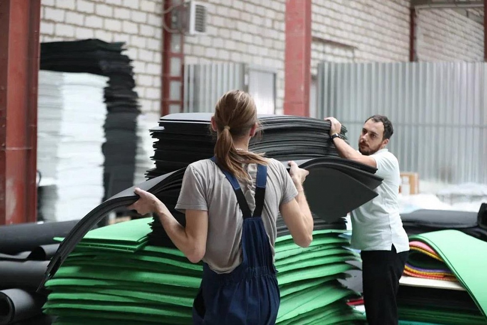 Астраханцы наладили выпуск резиновых ковриков для мобилизованных