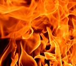 Загоревшийся козырек жилого дома не позволил астраханцам отметить праздник