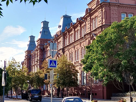 Администрация губернатора Астраханской области начала сокращение штата с себя