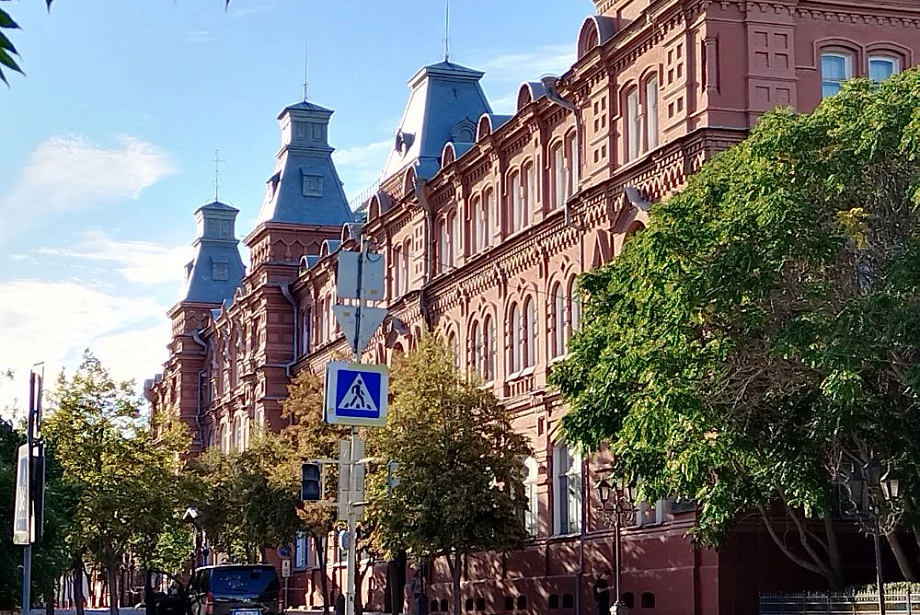 Администрация губернатора Астраханской области начала сокращение штата с себя