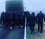 Астраханские гандболисты отметили проигрыш толканием автобуса в степи: видео кармы