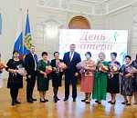 Медалью «Материнская слава» награждены десять астраханских многодетных матерей