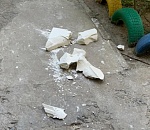 Рабочие во время ремонта выбросили с балкона стройматериалы на голову астраханке