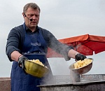 Рыба с яблоками: астраханцев накормили уникальной ухой от Игоря Бабушкина и Антона Дегтёва