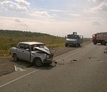 На астраханской трассе столкнулись легковушка и вахтовый автобус: пострадали два человека