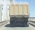 Очередной грузовик попался на запрещенном проезде по Старому мосту в Астрахани