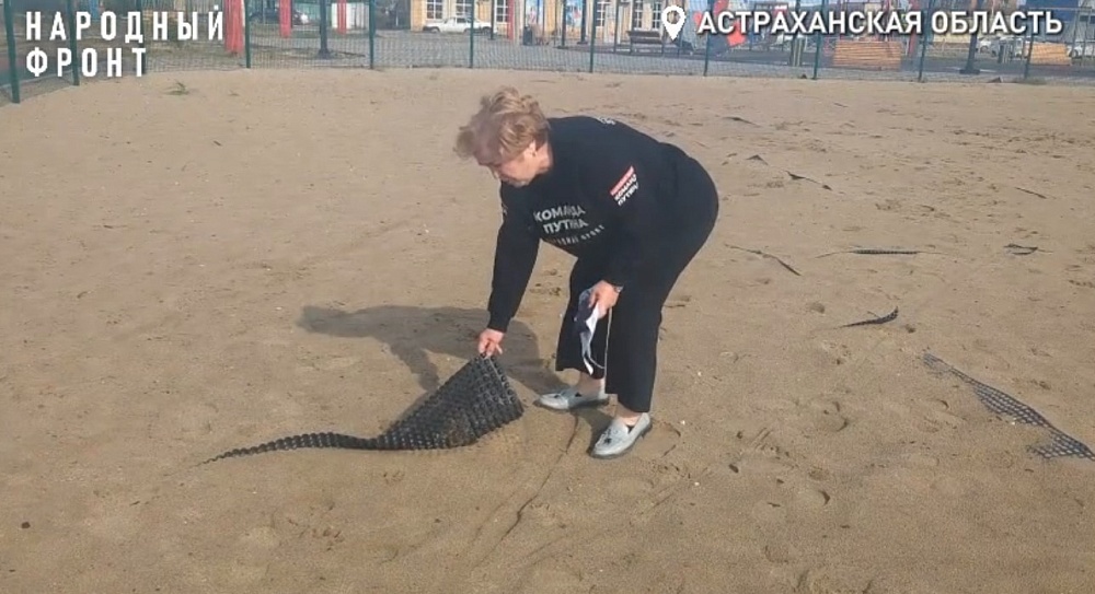 Сданный недавно крупный объект благоустройства в Астраханской области уже разваливается