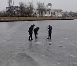 Лёд на Лебедином озере в Астрахани стал тоньше
