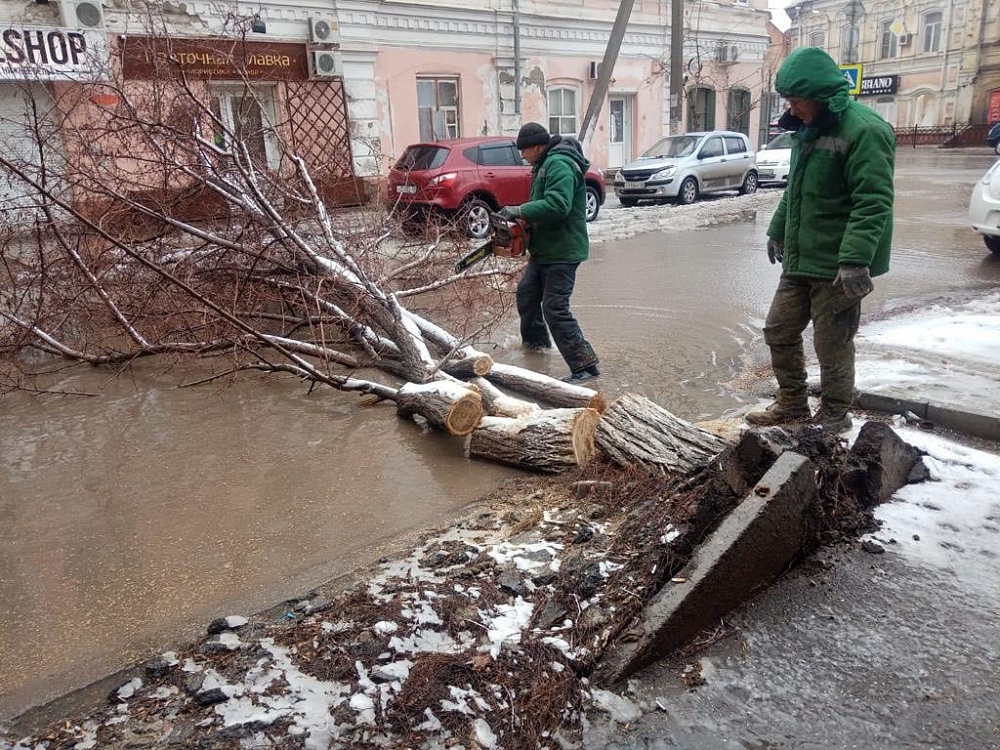 Астраханские коммунальщики переведены в усиленный режим работы из-за непогоды