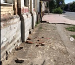 В центре Астрахани с дома обрушилась кирпичная кладка