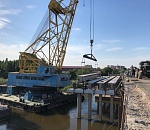 На Милицейском мосту в Астрахани установили 24-метровые балки