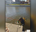 В Астрахани спасатели извлекли из городского канала тело утонувшего парня