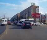 На астраханском рынке засняли маршрутчика, исполняющего дерзкие трюки на дороге