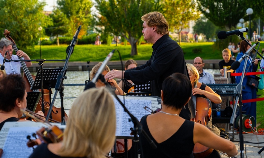 Над Лебединым озером зазвучат голоса солистов Астраханской филармонии