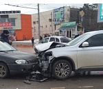 В Астрахани внедорожник Mitsubishi столкнулся с KIA