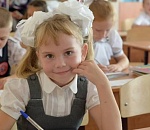 ЛУКОЙЛ подарил икрянинским и харабалинским первоклашкам планшеты и портфели