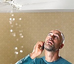 В Астрахани из-за потекшей крыши многоэтажки затопило одну из квартир