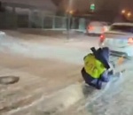 Полиция нашла астраханцев, которые катались на ватрушке в форме ДПС