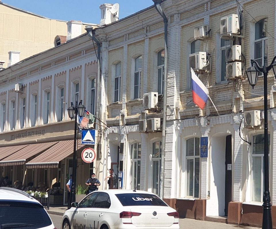 В центре Астрахани эвакуировали судебных приставов