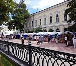 Что за палатки стоят напротив Братского сада в Астрахани?