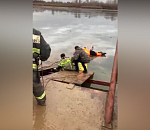 Три астраханца провалились под лёд при попытке перейти реку