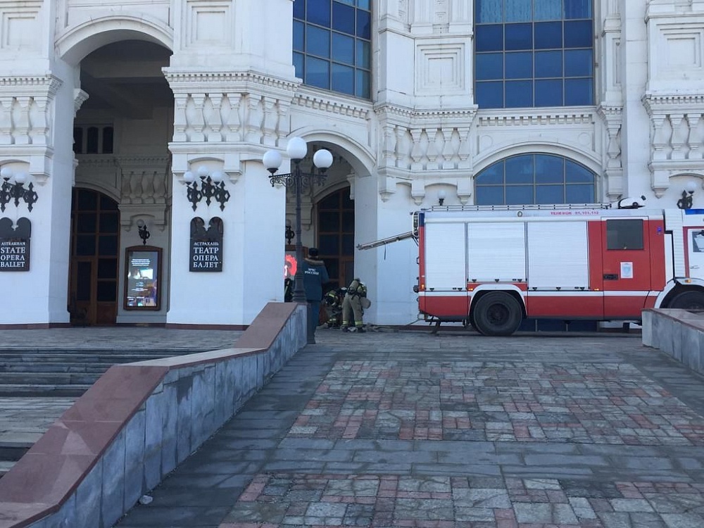 В Астраханском театре оперы и балета вспыхнул пожар
