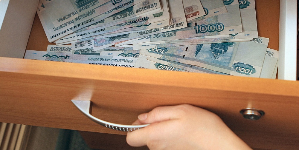 В Астраханской области судебный пристав присвоила деньги должников