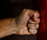 Астраханец сделал полицейскому больно