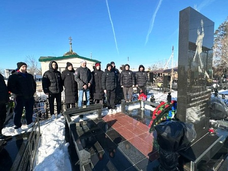 Игроки и тренеры астраханского «Динамо» почтили память легендарного гандболиста Василия Кудинова