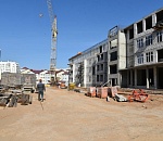 Карантин не тормозит строительство огромной школы на Зеленгинской в Астрахани