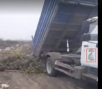 Коммунальные службы свозят на окраину Астрахани ветки и строительный мусор, чтобы сжечь 