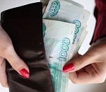 Астраханка оставила свою коллегу без денег