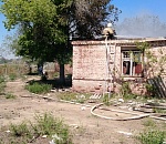 В астраханском поселке потушили крупный пожар