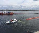 В Астрахани с поверхности Волги собрали 180 кг нефтепродукта