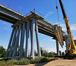 На мосту Белый Ильмень приступили к монтажу балок пролетных строений