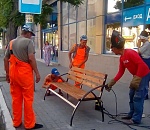 На астраханских остановках появились удобные и красивые лавочки (мы сначала тоже не поверили)