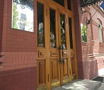 У входа в Астраханскую облдуму совершен поджог