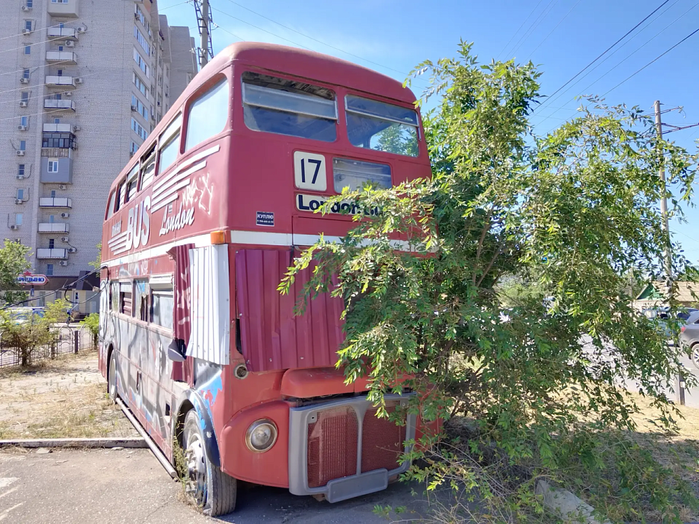Памятник лондонскому автобусу уберут с астраханской улицы