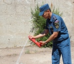 В Астрахани водителям раздавали огнетушители